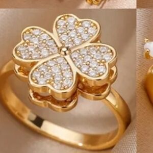 Gold Clover Ring with Rhinestones – Elegant Floral Design